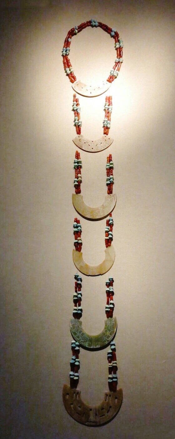 玉组佩春秋战国时盛行的由多件玉器串联组成的悬于身上的佩饰玉