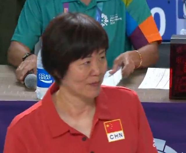 母女情深!女排颁奖后朱婷看郎平过来冲下领奖