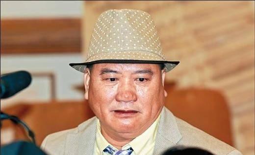61岁万梓良近况:患病爆肥昔日老大形象全无,最担心小16岁爱