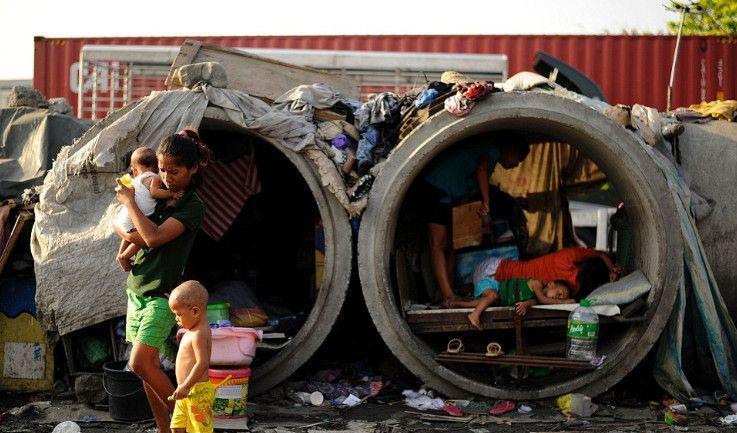 菲律宾的贫民窟穷人, 管道中搭木板, 在此繁衍生息