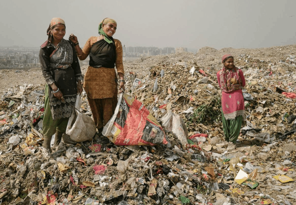 旅游见闻: 生活在垃圾堆中的印度贫民, 衣食住行全靠捡