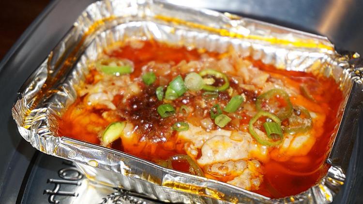 来这里完全不用担心,锡纸海鲜面分为锡纸乌冬面跟泡面,吸收海鲜鲜美