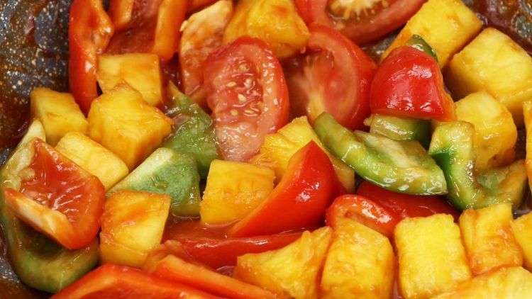 新鲜的菠萝,淋上秘制的番茄酱汁,酸甜开胃,色香味俱全