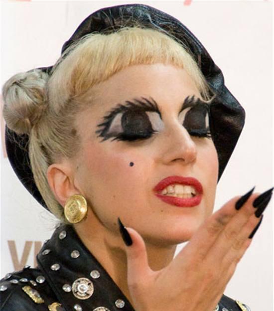 不知道是ladygaga是个奇葩主义,还是她的造型师奇葩