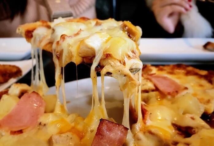 两个人吃披萨, 花了200多意犹未尽