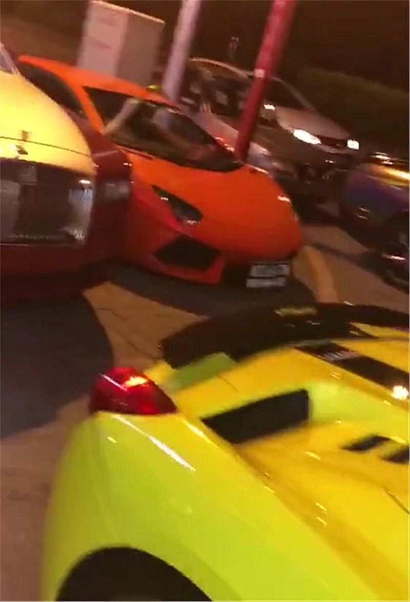 广州一群富二代开超跑炸街,不乏兰博基尼法拉利,车主都是年轻人