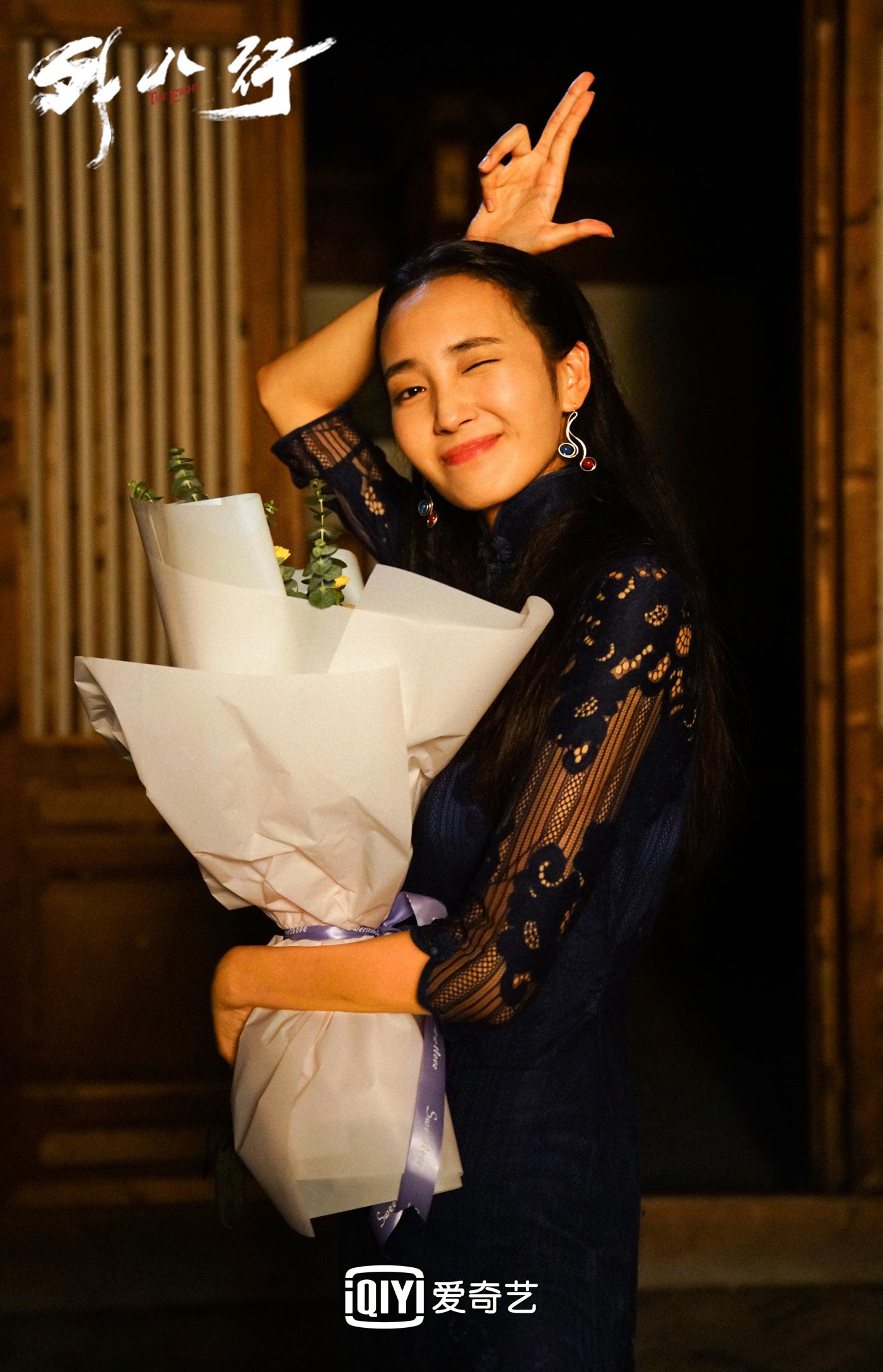 钟瑶杀青历时106天,快意江湖,行家再见.钟"灵毓秀"瑶"相呼应