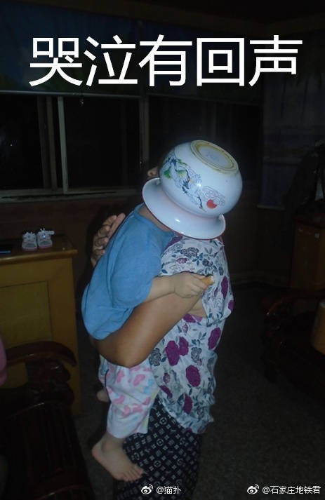 玩痰盂套脑袋被卡住 家长:从小的爱好