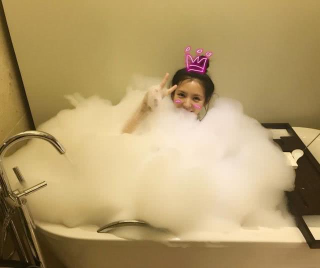 张予曦晒洗澡素颜照很美,浴缸里很多泡泡让网友好奇是谁拍的照?