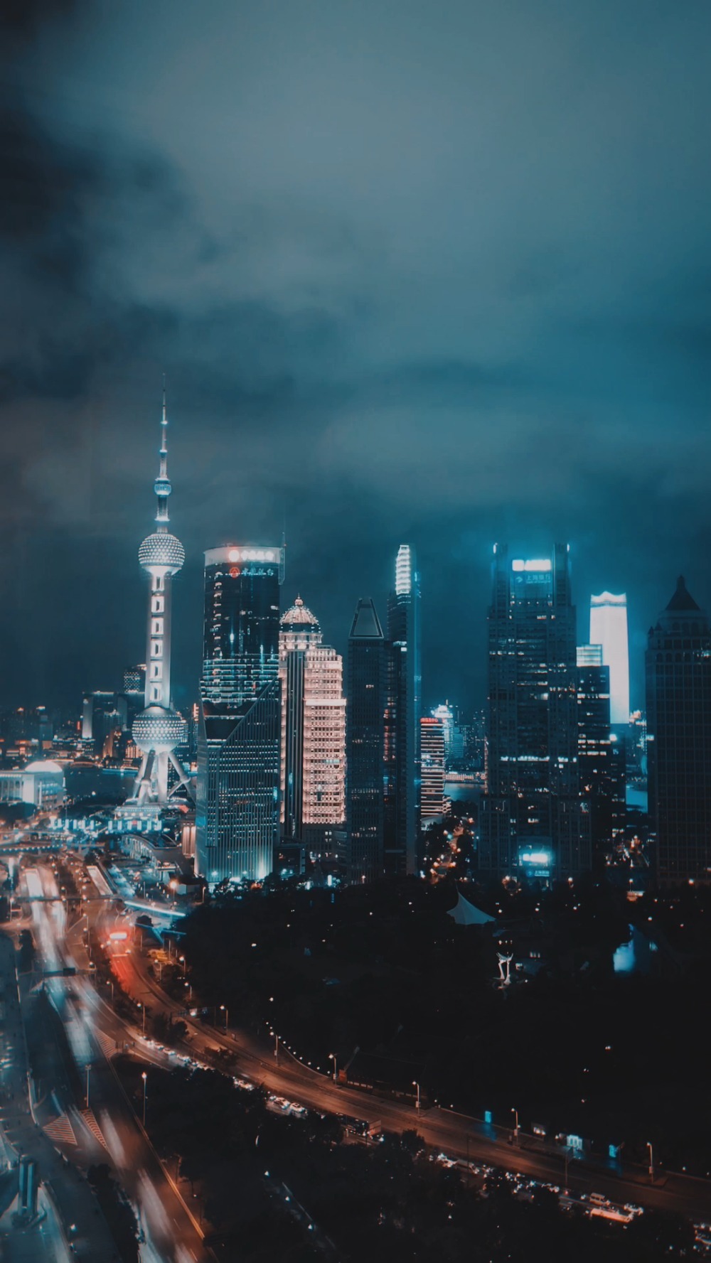 夜倾城,华灯初上,灯火阑珊映万家