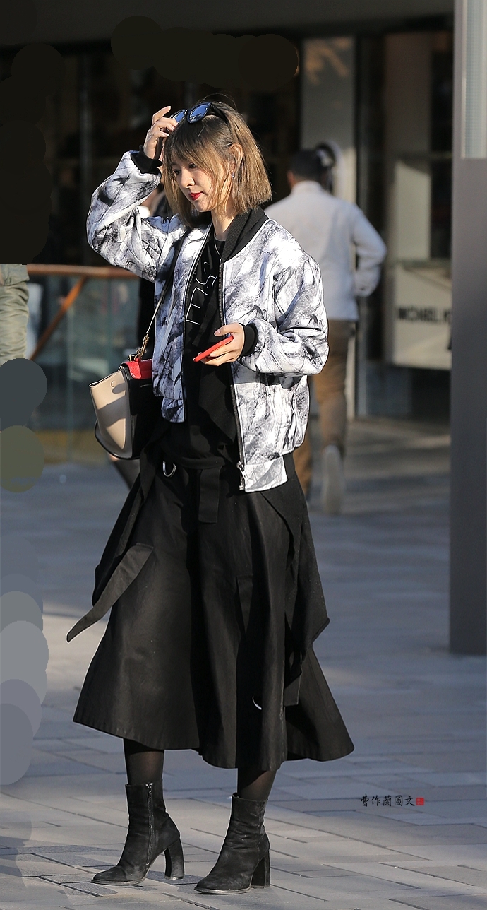 街拍青春靓丽的短发美女