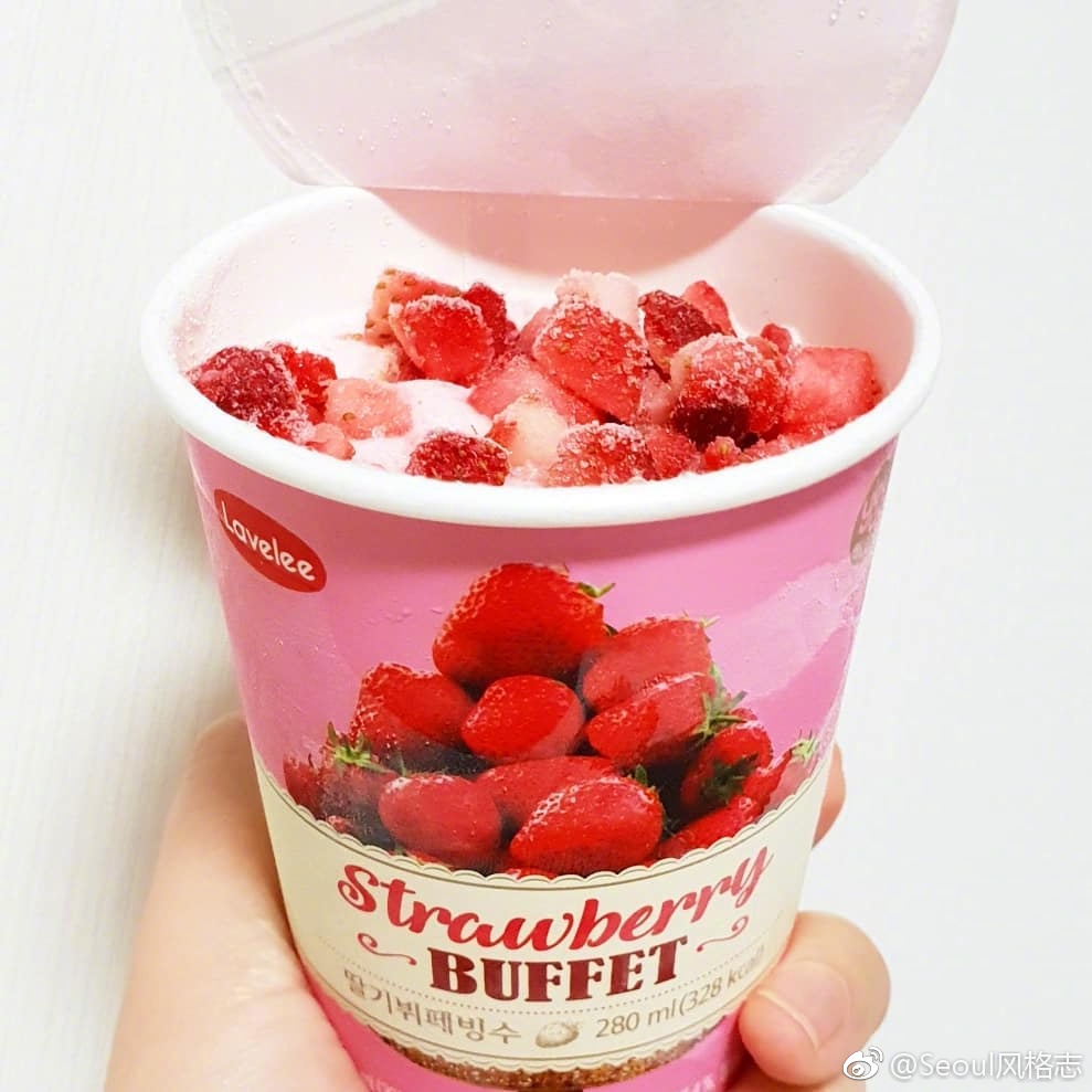 打开上面是一层草莓果粒,中间是草莓冰淇淋,下面一层是炼乳雪冰,酸酸