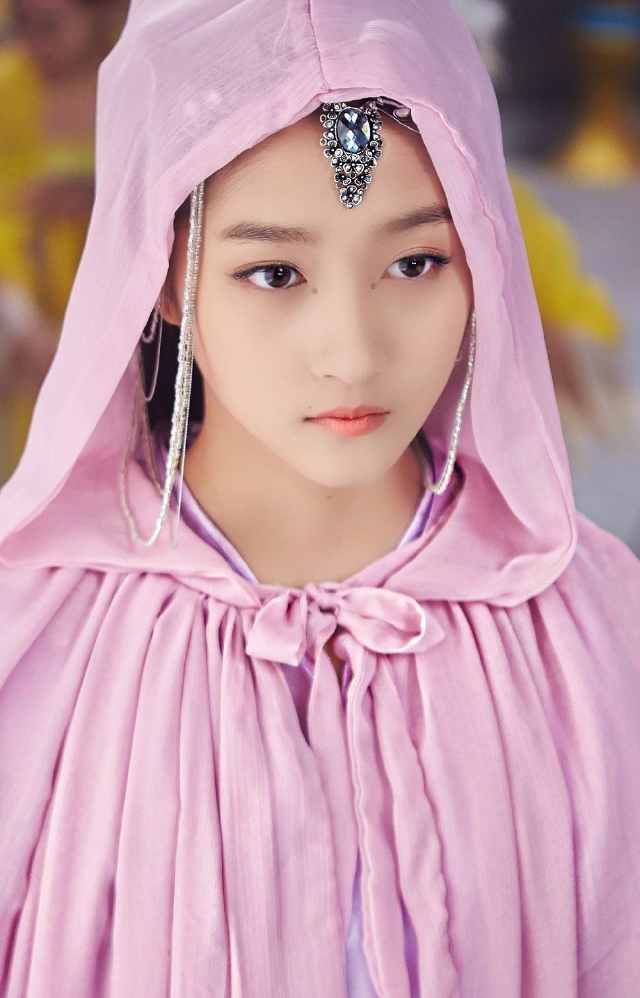 李沁在《楚乔传》中的饰演的元淳公主粉色装扮端庄典雅,手里还抱着