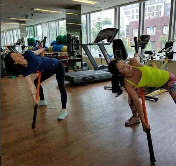 上周,健身中心的教练在社交网络上传了一张李英爱的健身照片.