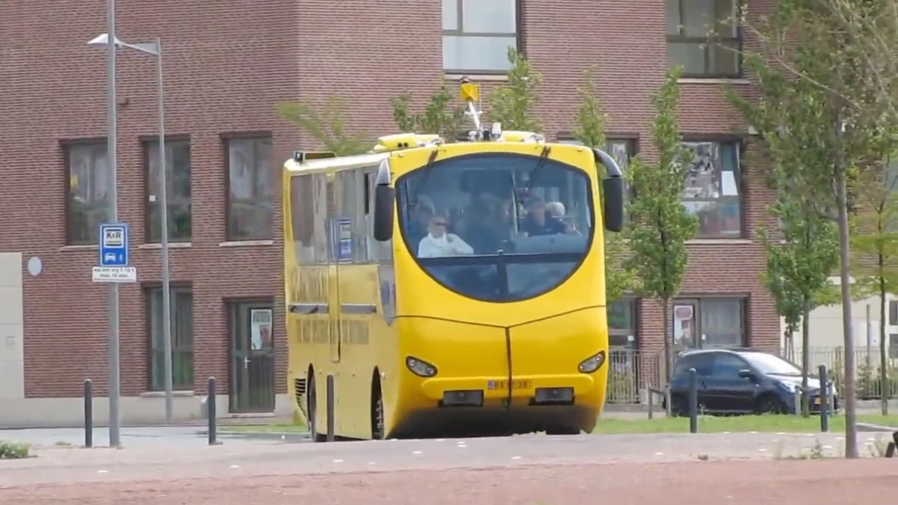 荷兰造水陆两栖公交车,如果路上堵车,还有水路可以走!