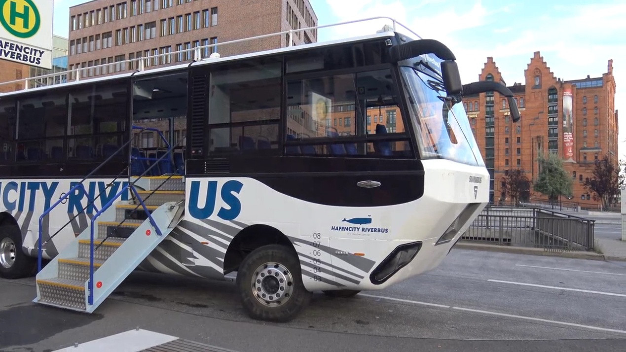 荷兰造水陆两栖公交车,如果路上堵车,还有水路可以走!