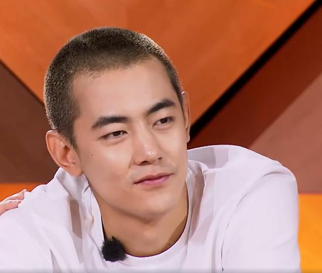 该节目女支持人刘欣然问纪凌尘:是爱过还是爱了. 纪凌尘笑笑没有说话