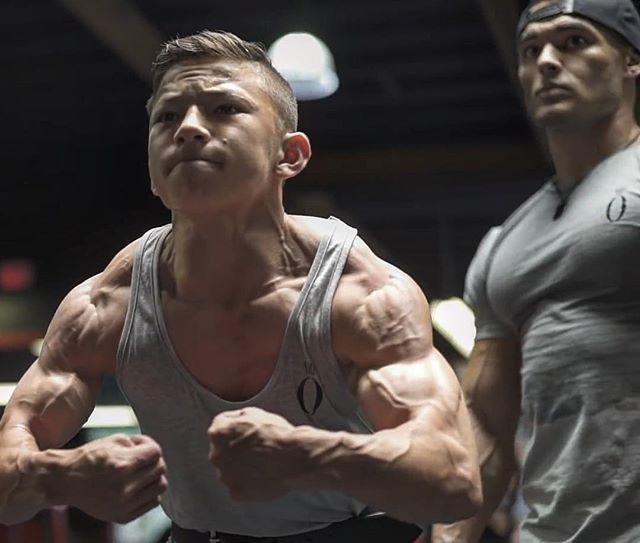 作为今年的奥赛先生,肖恩罗登给予了他最高评价,并亲自教他健身动作