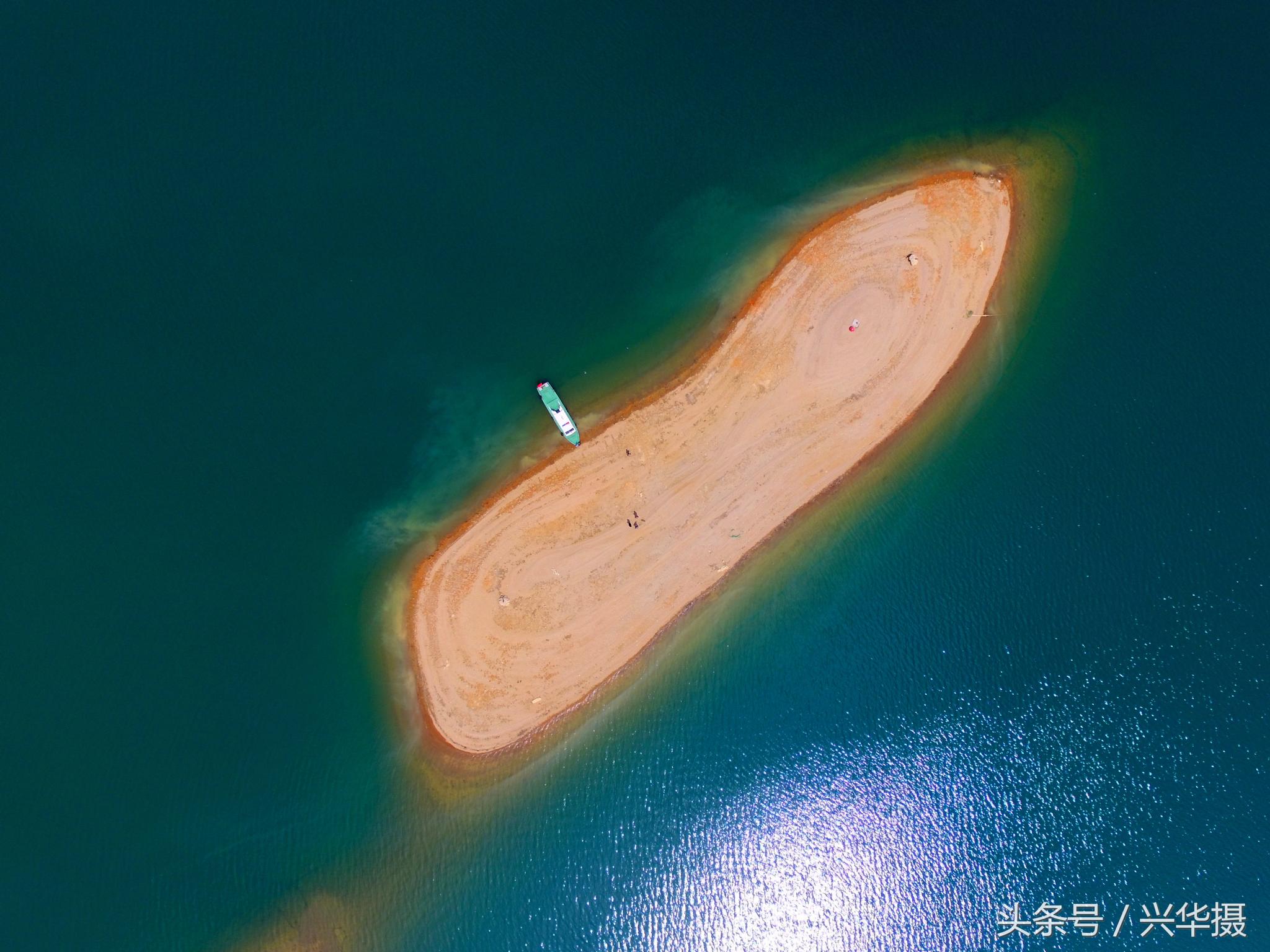 湖南郴州东江湖发现神奇"神仙脚"孤岛 空中俯瞰酷似成人脚掌