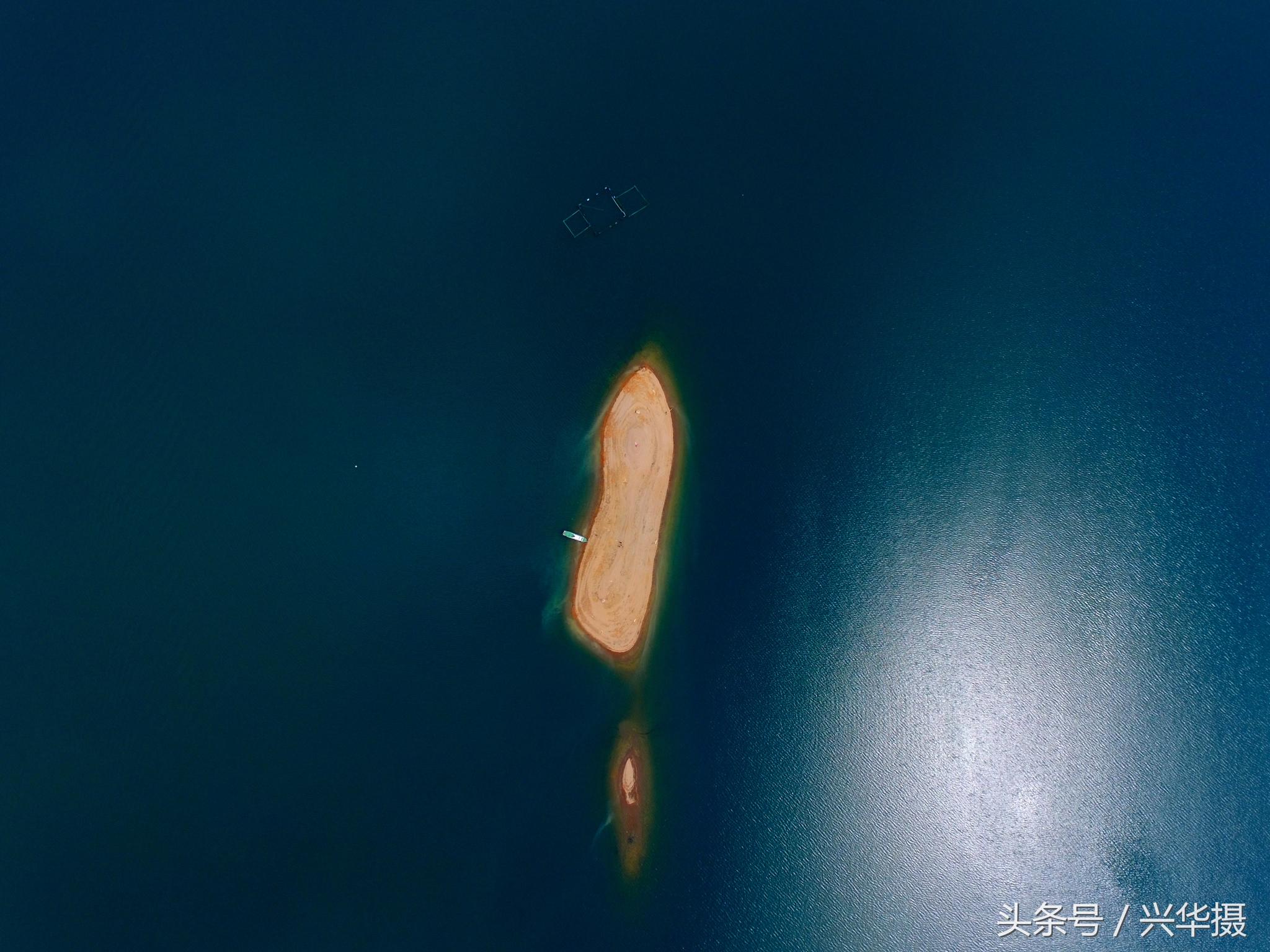 湖南郴州东江湖发现神奇"神仙脚"孤岛 空中俯瞰酷似成人脚掌