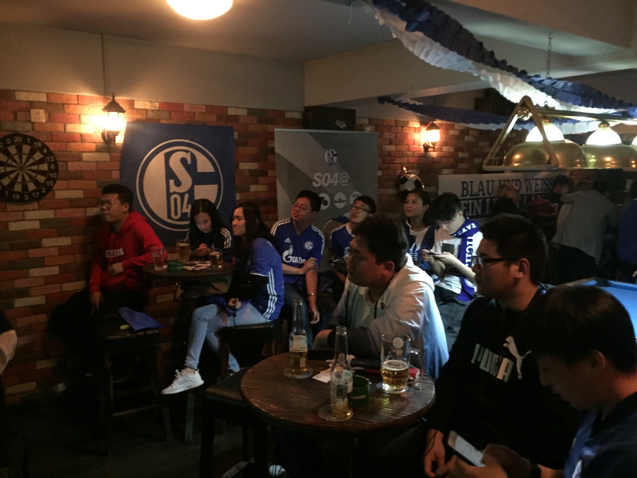 周末参与酒吧看球的朋友们,如果没有玩够,没有喝饱,不用担心哦