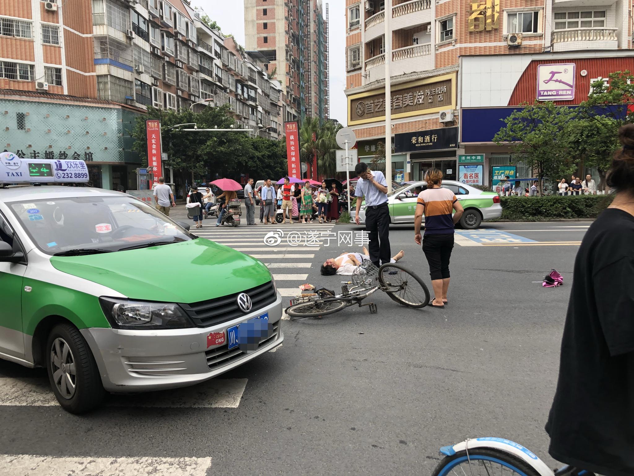 男子骑自行车被私家车撞倒在地