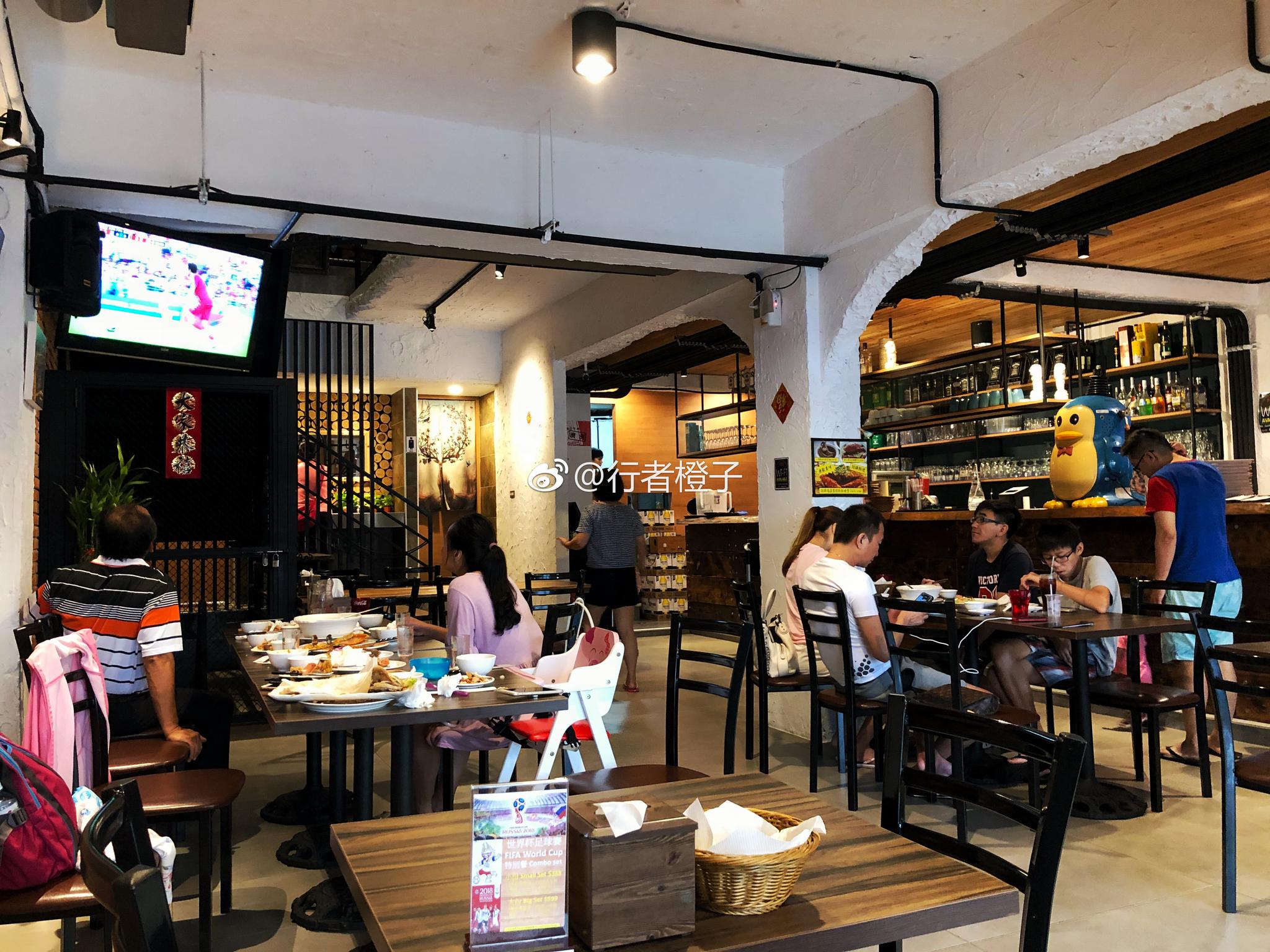 终于找到了一家可以看球的饭店,晚上可以看看德国对墨西哥了