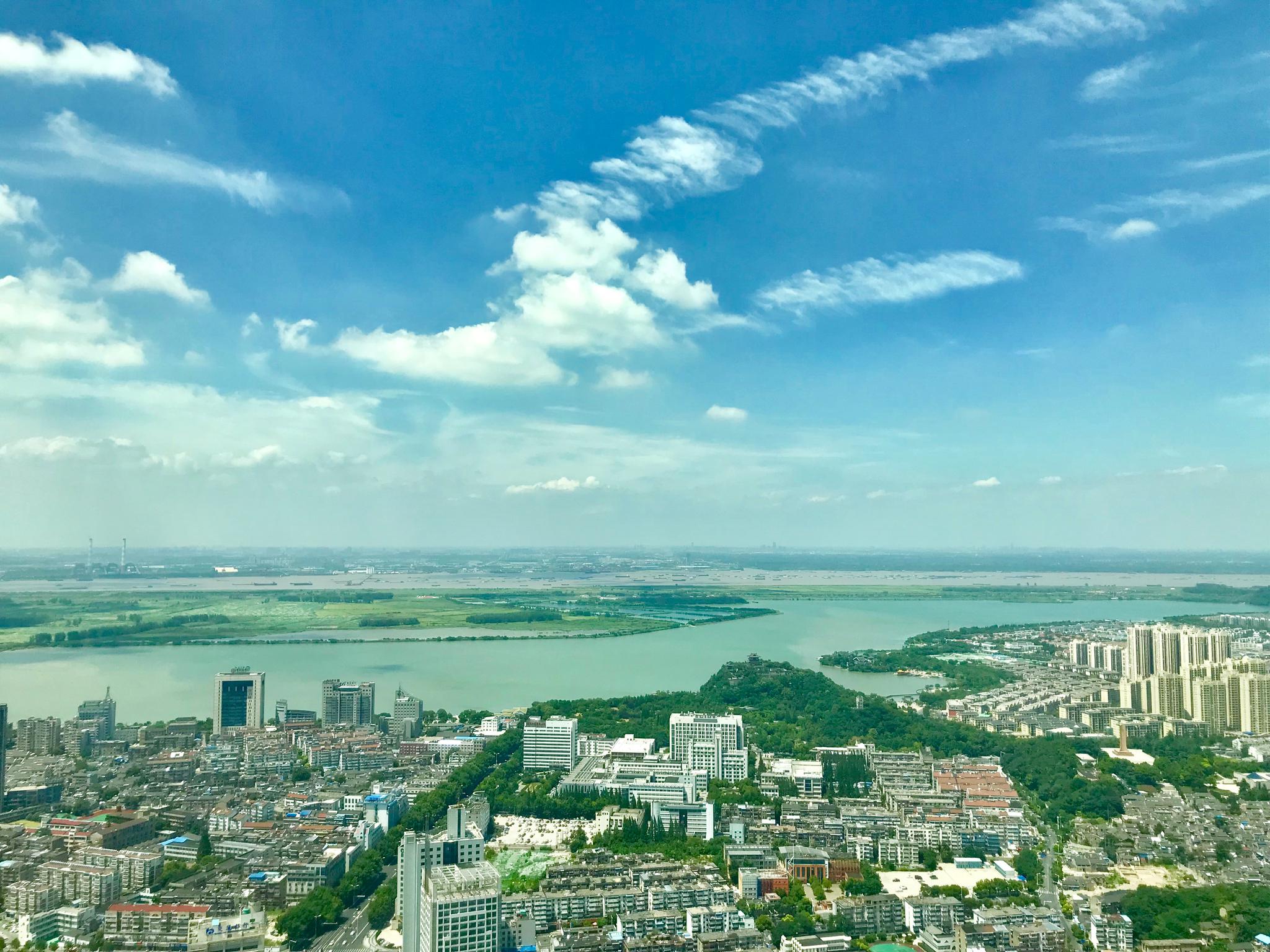 站在镇江苏宁凯悦酒店57楼大堂吧的落地窗前,能俯瞰镇江的城市风光.