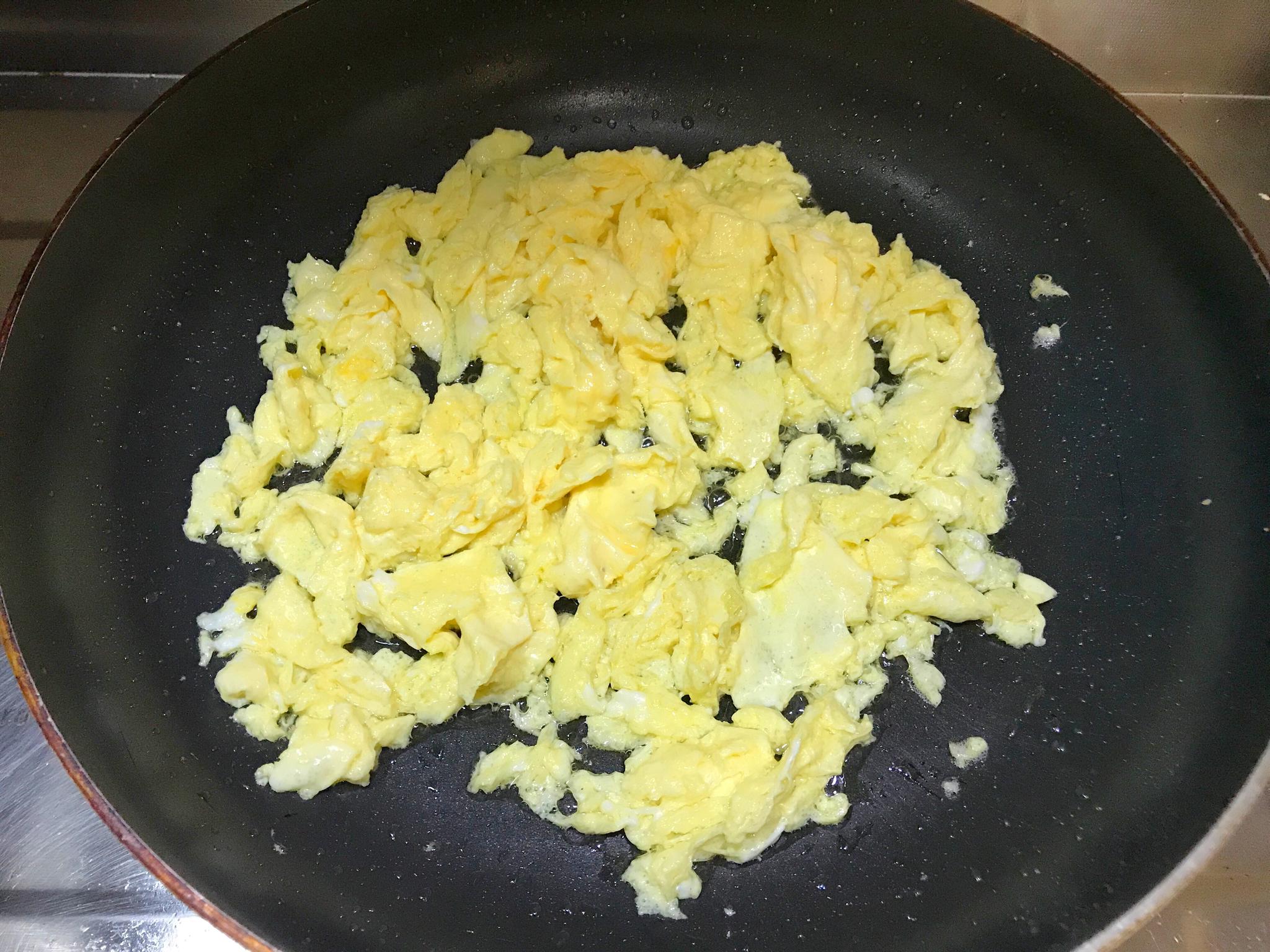 炒鸡蛋类的菜怎么炒更香?饭店大厨教你2个小窍门,看完你就会了|炒鸡蛋