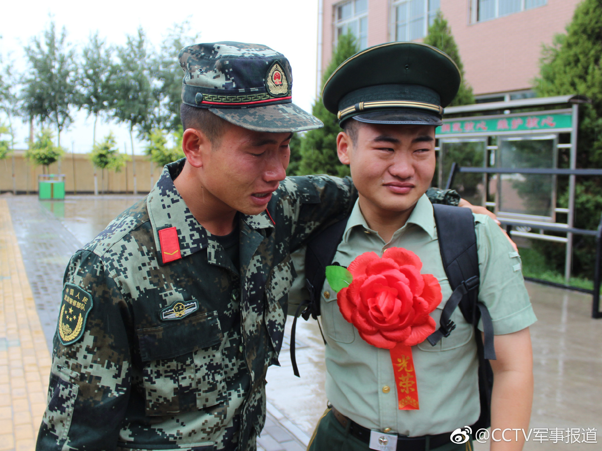 带着军营的收获,满怀再创佳绩的豪情,在战友的祝福中,依依不舍地告别