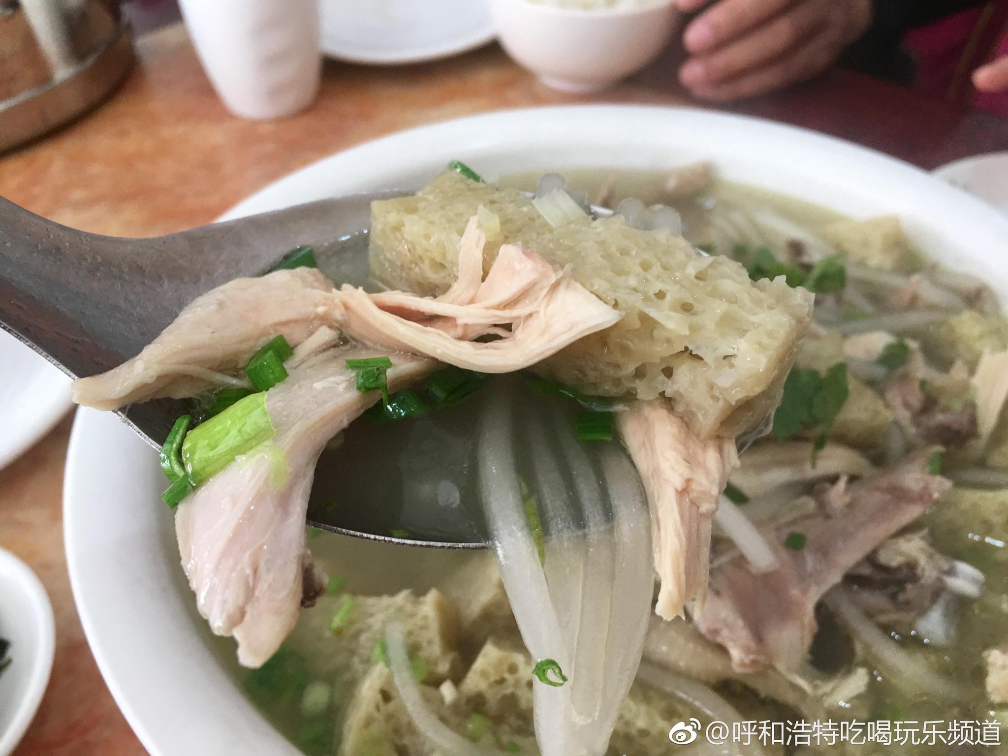 来到宁夏的中宁县,当地人推荐的就是蒿子面和老记清炖土鸡