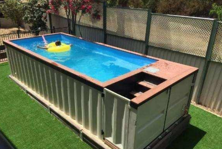 老外将集装箱改装成游泳池,放在自家院子中,随