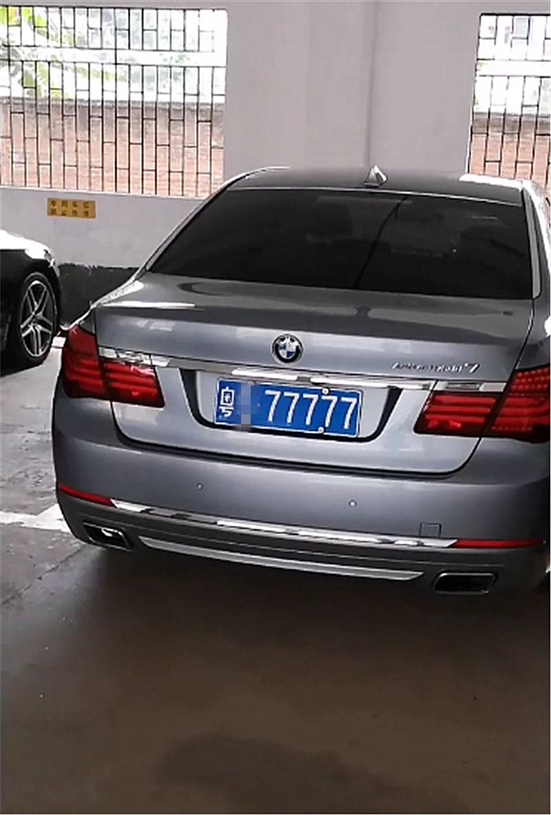 广东一车库偶遇宝马7系,车牌不带一个8,但价值不输88888