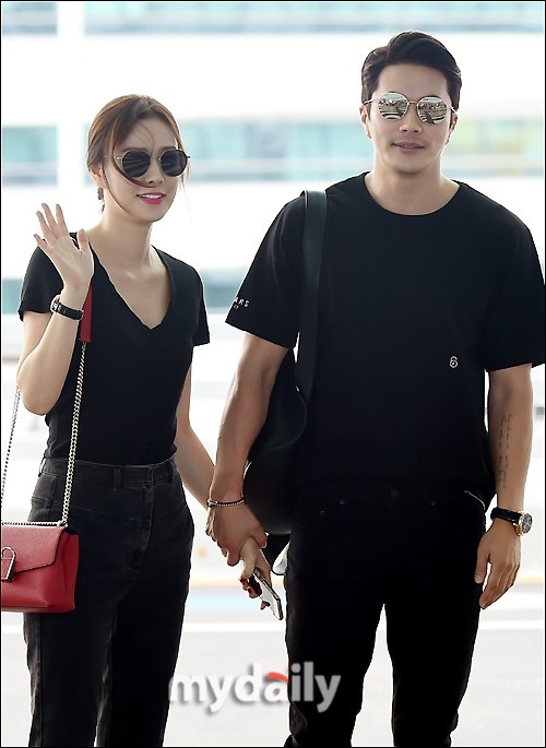 韩国明星夫妇权相宇孙泰英飞往巴厘岛拍时装杂志照片