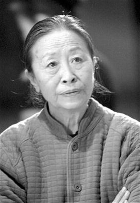 她80多岁还拍戏挣钱,如今却连看病的钱都没有,事实让人愤怒