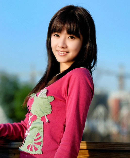 阳光下的一个文静可爱长发开心女孩