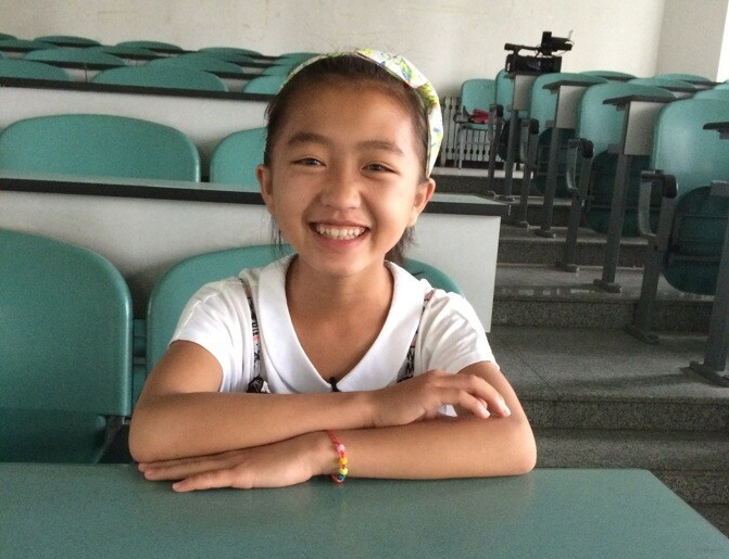 16岁的梁小友卷发红唇,这真的是《变形记》里的"神仙妹妹"吗?