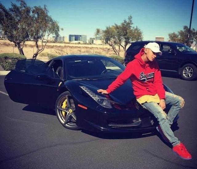 黄子韬穿短裤黑t恤出街,半路下车抽烟,豪车正面曝光超亮眼