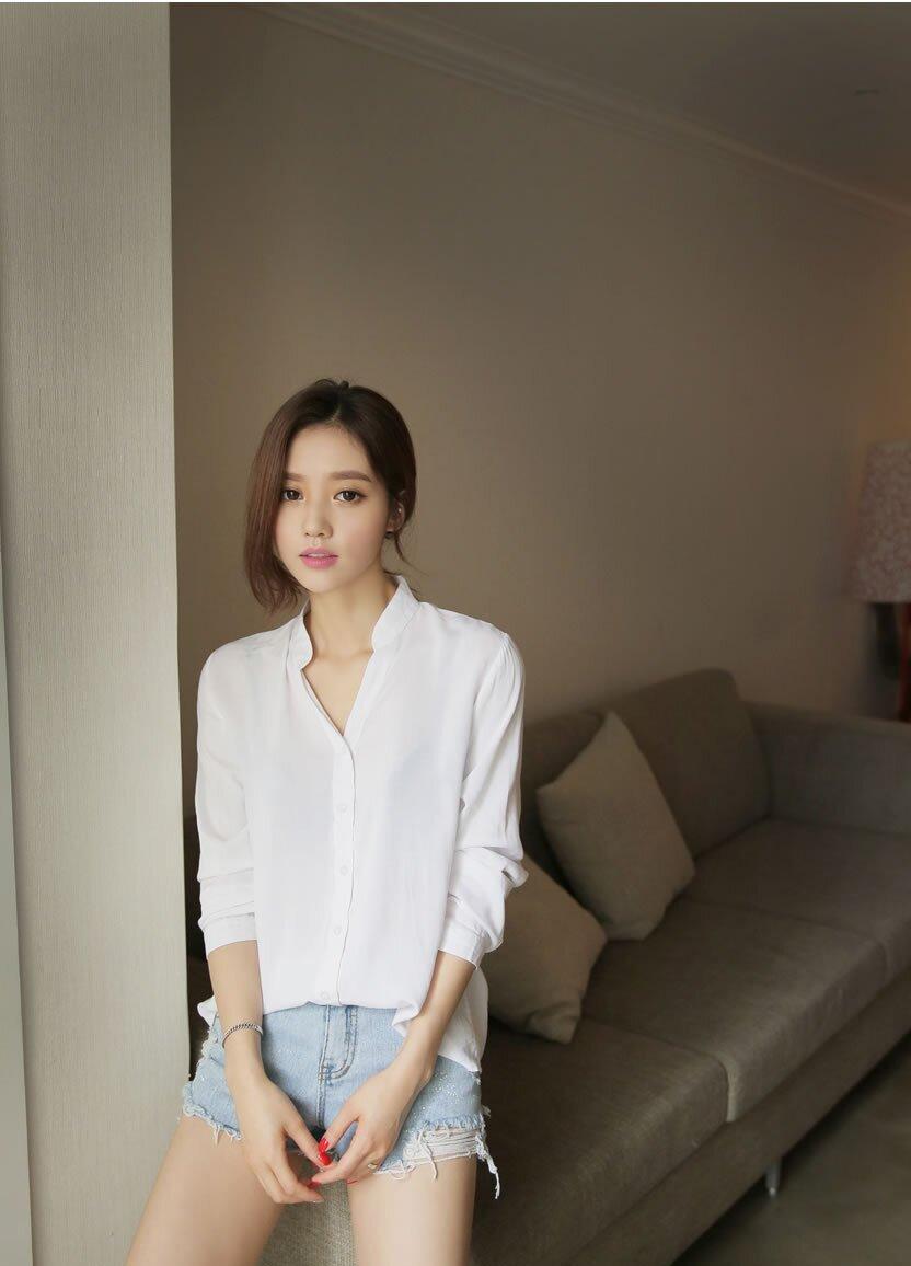 孙允珠v领薄衬衫搭配破洞牛仔热裤 淡雅脱俗