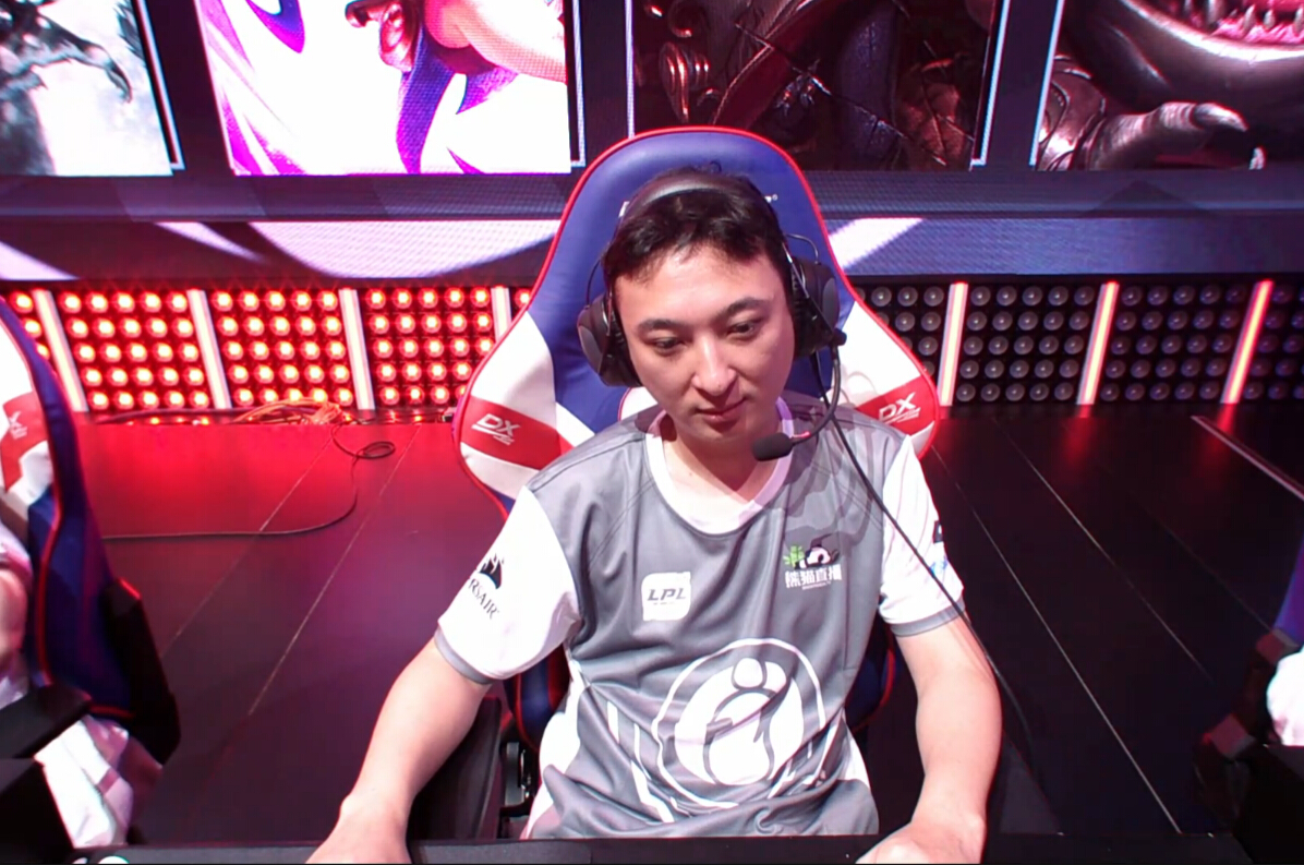 在校长上场的这局比赛中,前期校长被对面的赵信杀了多达三次,于是网友