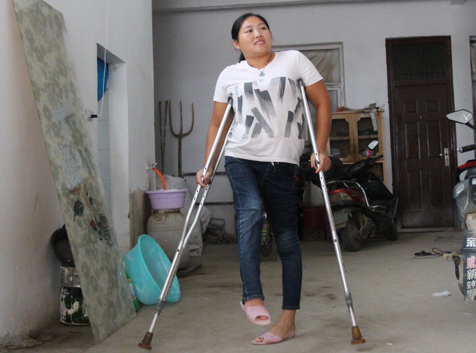 残疾女子曾应聘被拒无数次,现满墙奖状是她"工作"的成绩