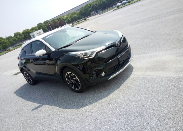 试驾丰田奕泽,颜值炸裂小钢炮,就这价位买啥缤智,唯一缺点空间