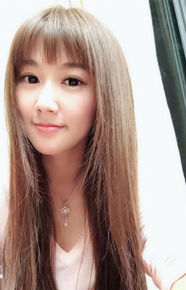 小苍:电子竞技,偶尔还是会去洗头染毛的!网友:但是你32了