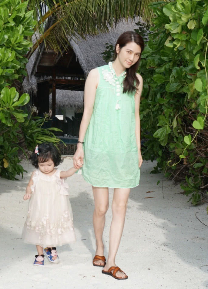 46岁的洪欣穿蕾丝白裙,嫩成20岁花季少女,张丹峰怎么舍得!