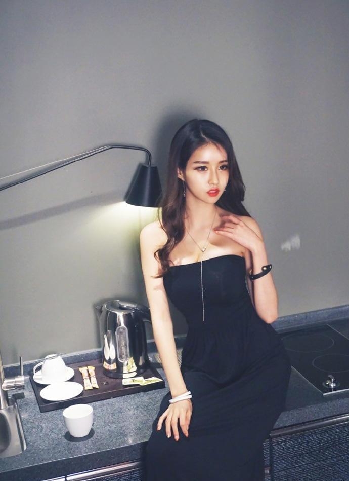 美女搭配黑色抹胸连衣长裙 端庄典雅秀美时尚