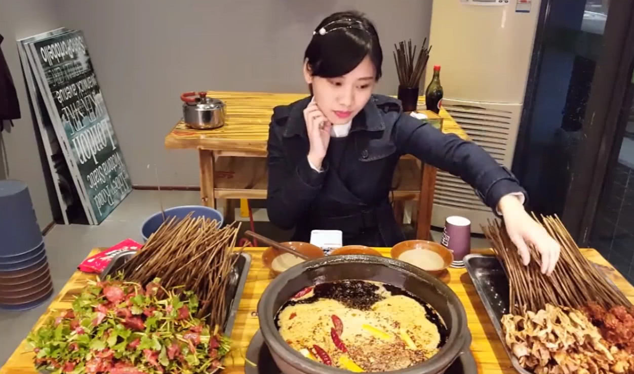 大胃王密子君吃火锅串串,整整465串,吃到饲养员破产