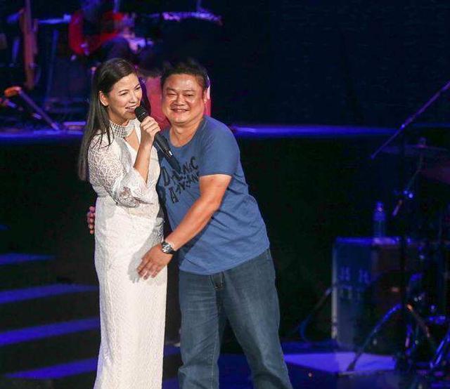 陈明真的老公是和原配离婚后就和陈明真结婚了,因此陈明真也背负了