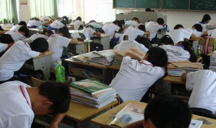 镜头实拍高三教室, 午休时间趴着睡, 醒了继续复习|高三|午休|教室_新浪新闻