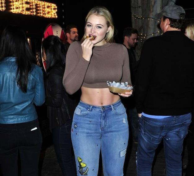 一般来说,胖的人很难胖得匀称,而她似乎每一块肥肉都长对了地方,虽然