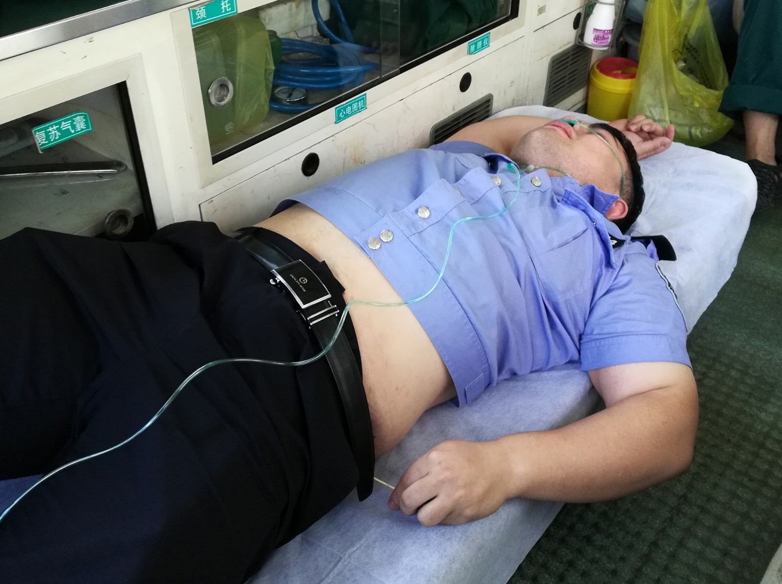 感动!警察带病坚守工作岗位 累晕时不忘喊着"我的枪"